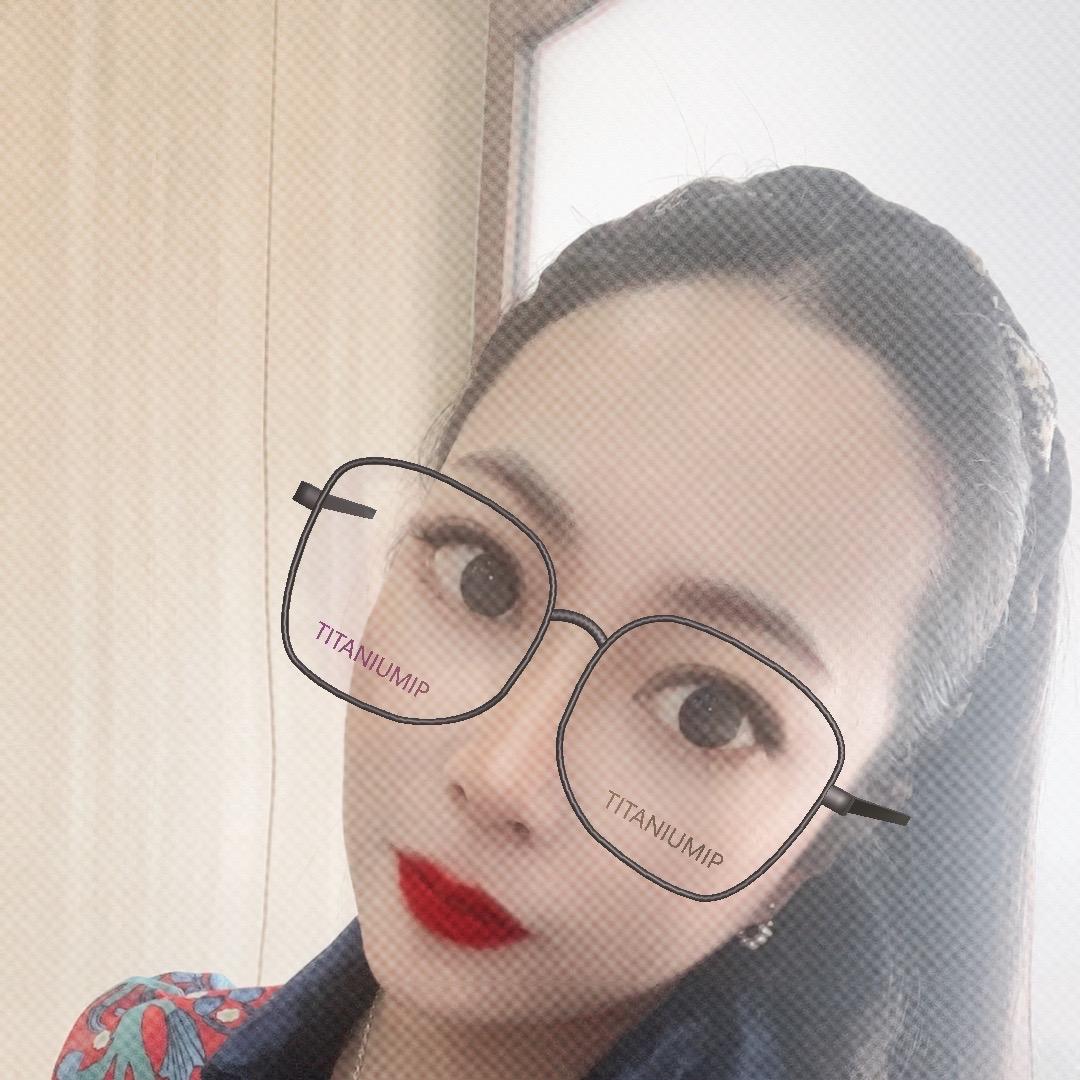 采蘑菇的小姑娘