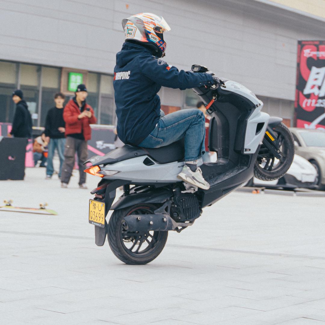 王老师   飞速车行