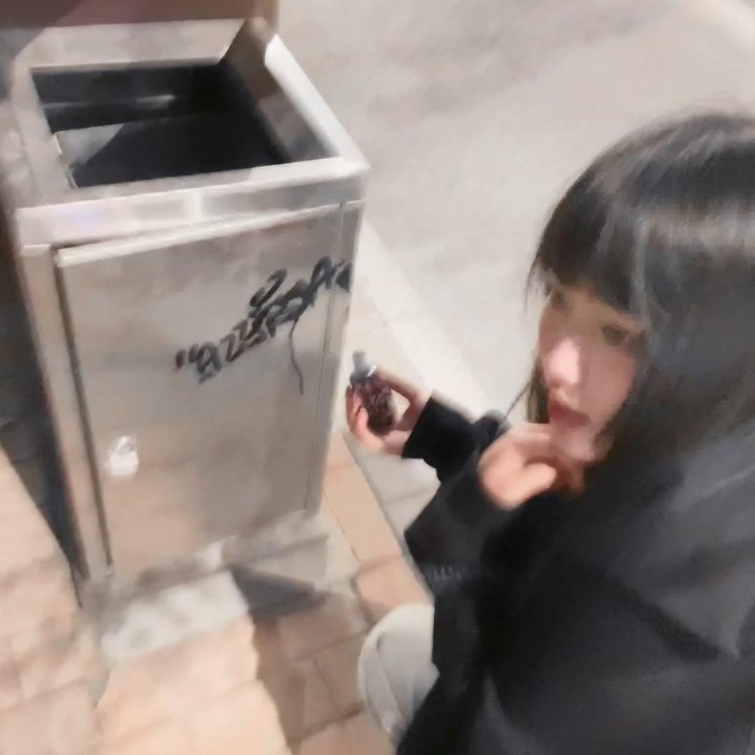 依什么依