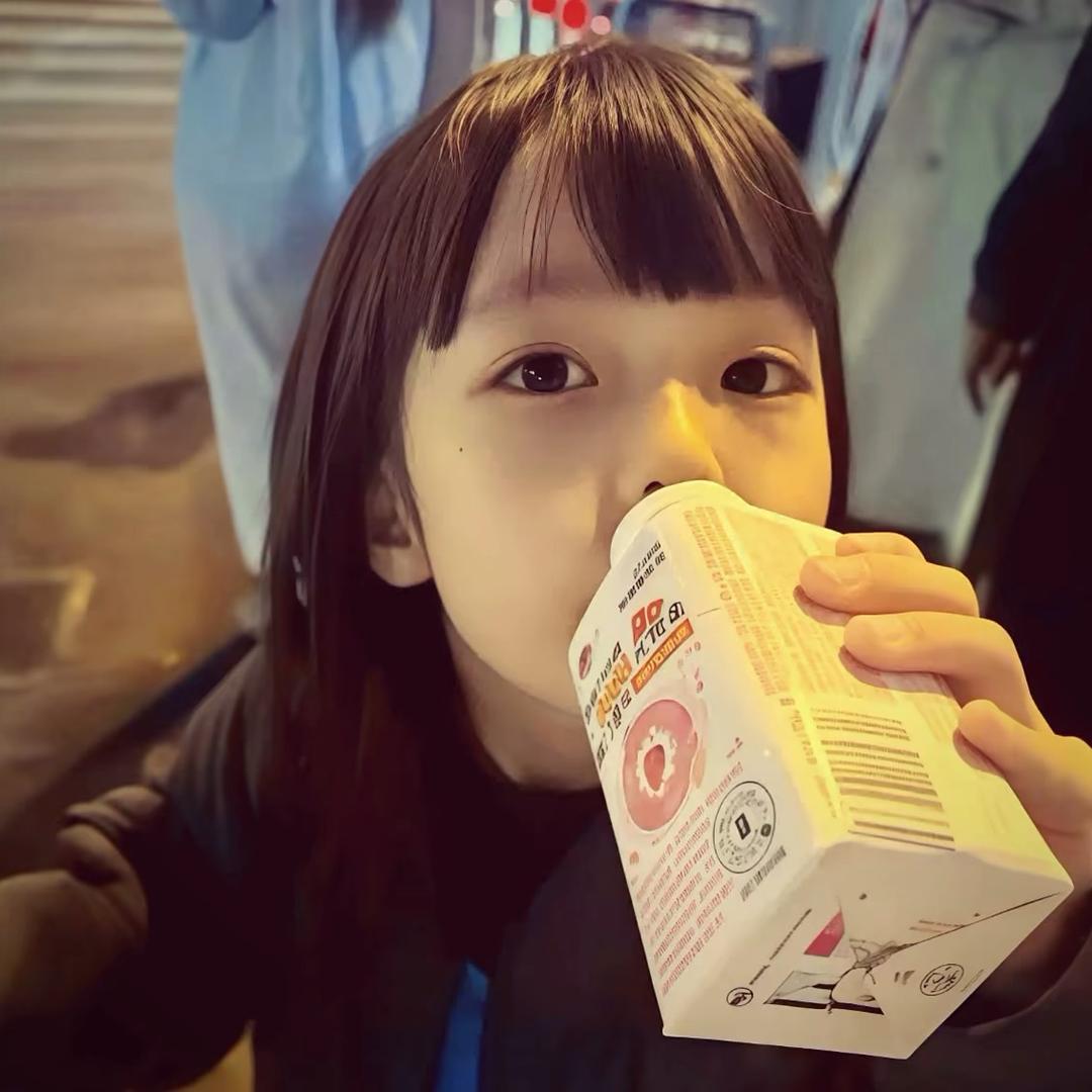 欣欣子ರ_ರ