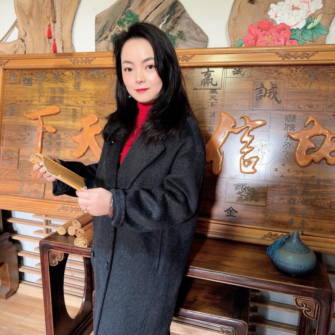 成都鑫良伟木雕 小张姐姐