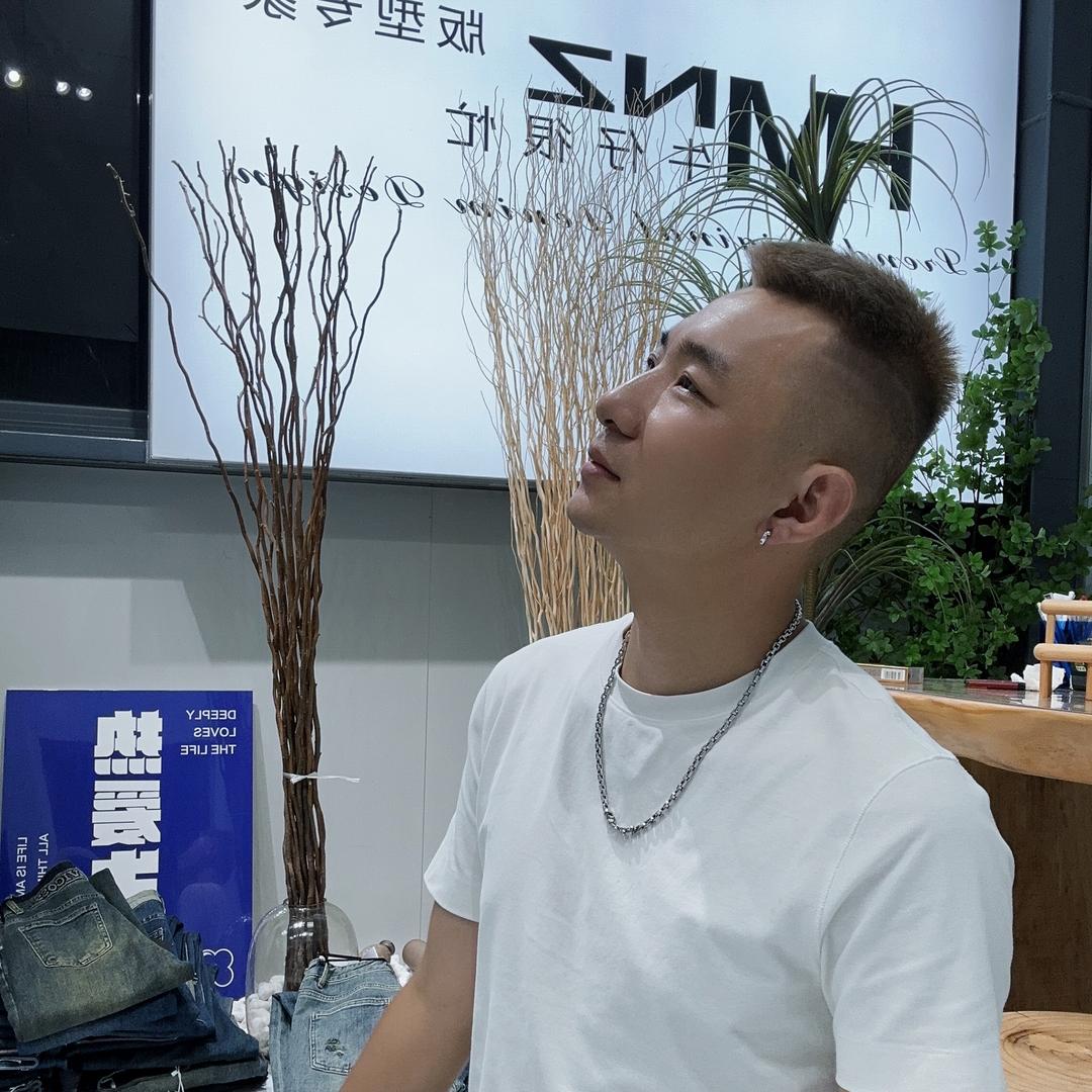 杰森在13行尾巴牛仔裤（专供实体）