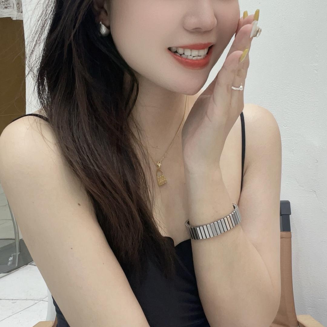 W       小左呀！