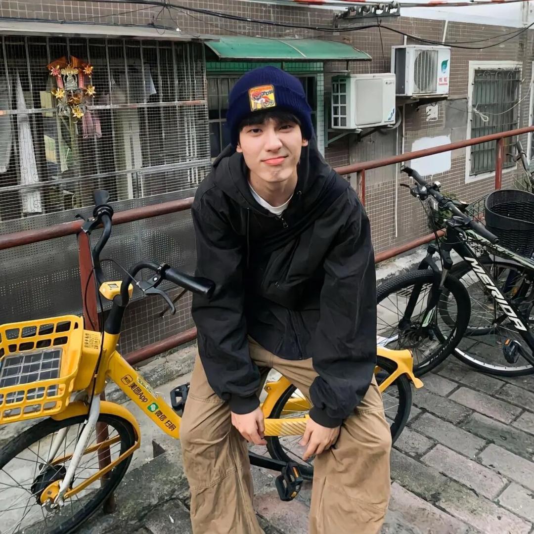 韫.