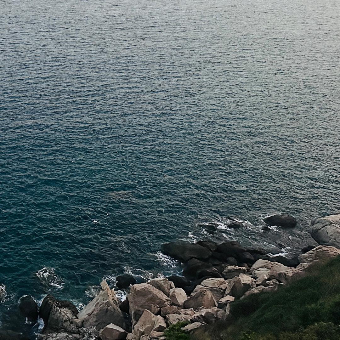 90后小伙惨遭女大让座