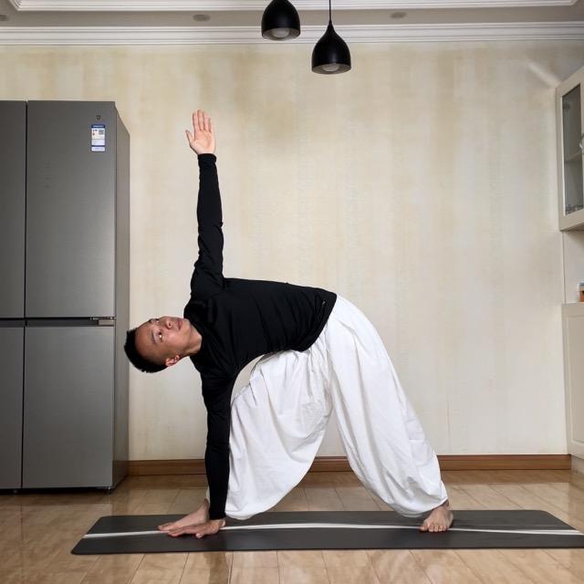 客厅锻练的小吴