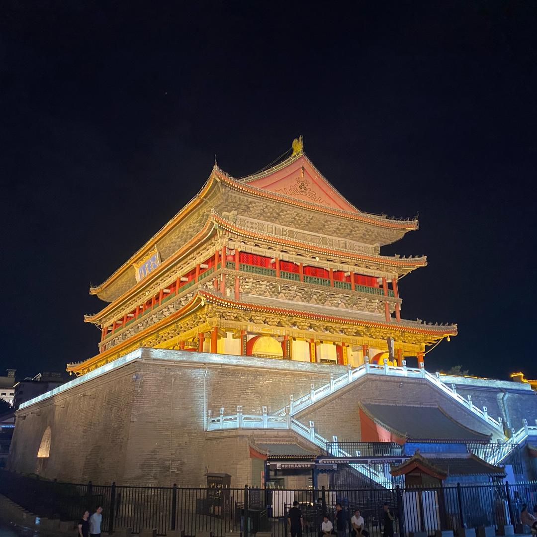 只昂张……