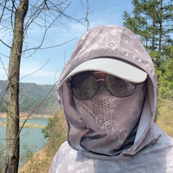 阿龙爱钓鱼