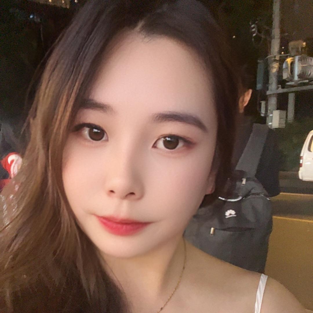 眯着眼睛笑