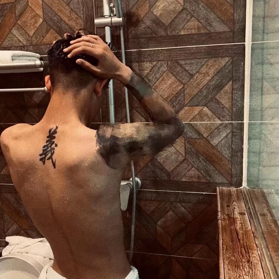 王 薪 哲.