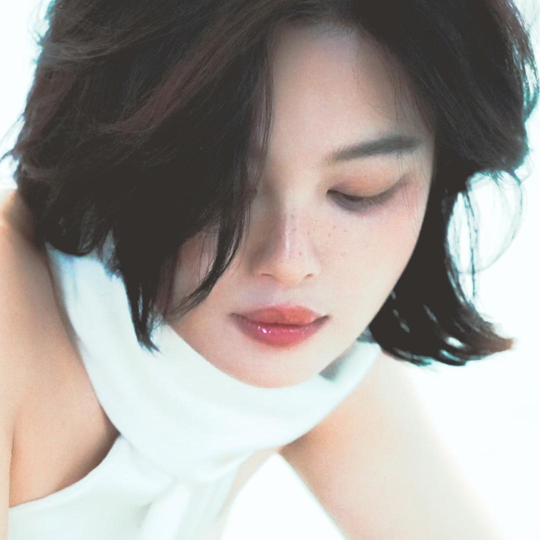 发际线有点高女士