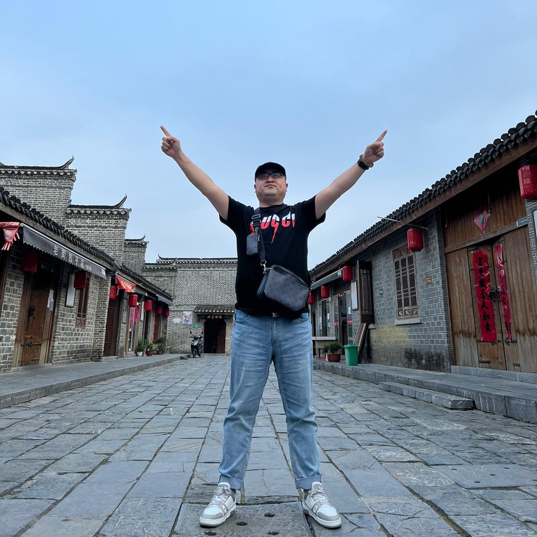 长发飘飘的玻尿酸大叔