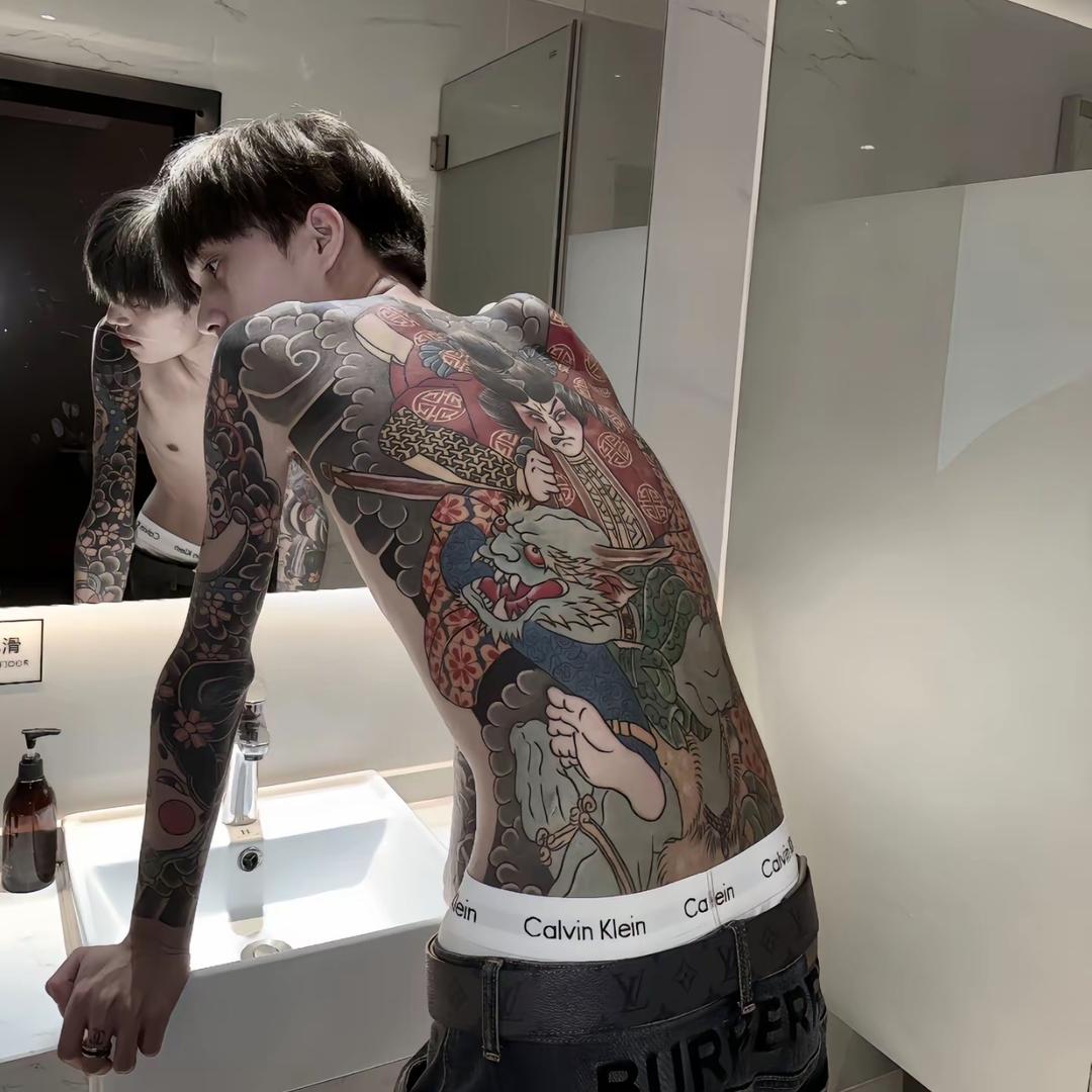 偷吃前任贡品并暴打小白脸