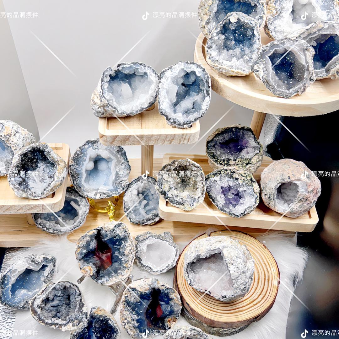 漂亮的晶洞摆件