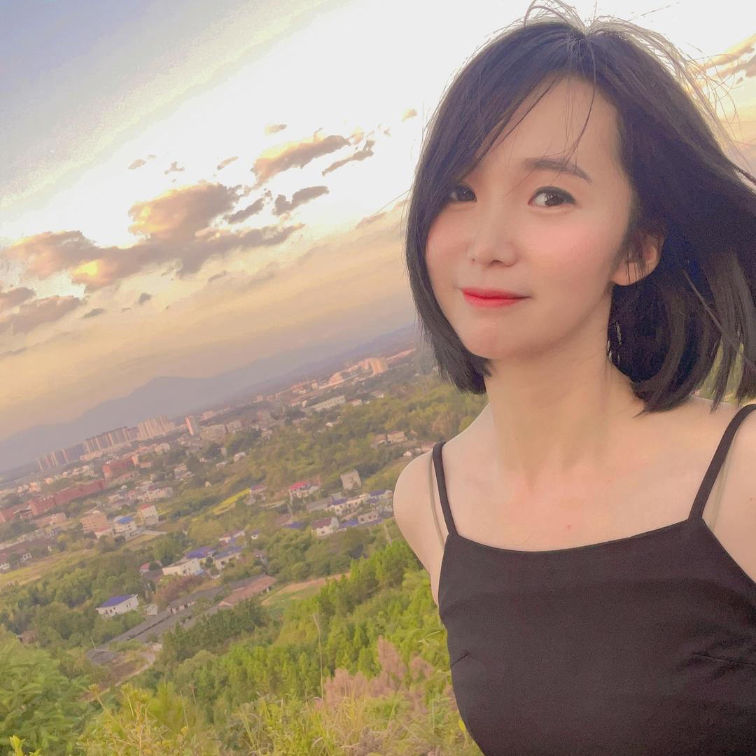 是小何