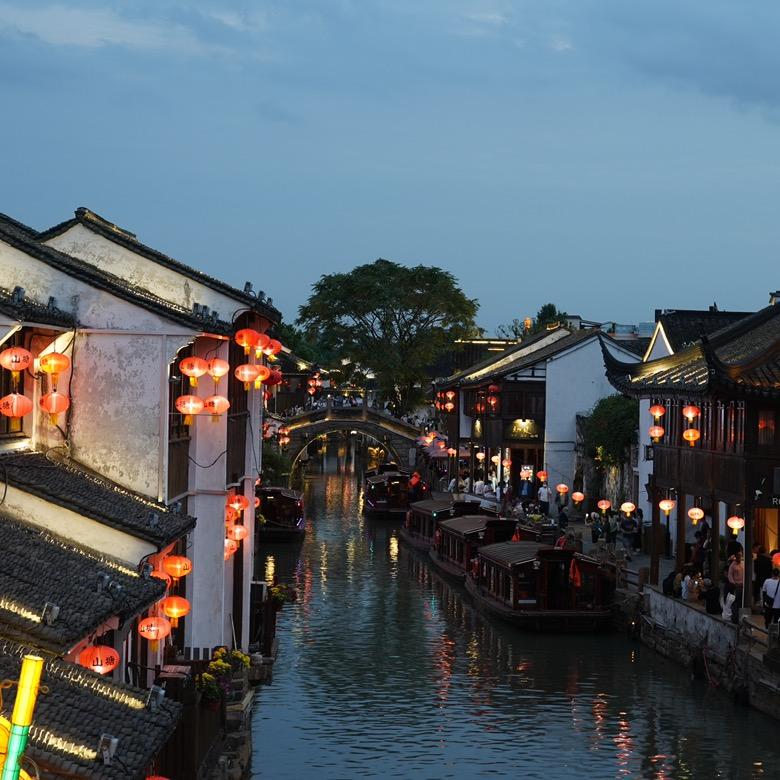 向左遇见向右。