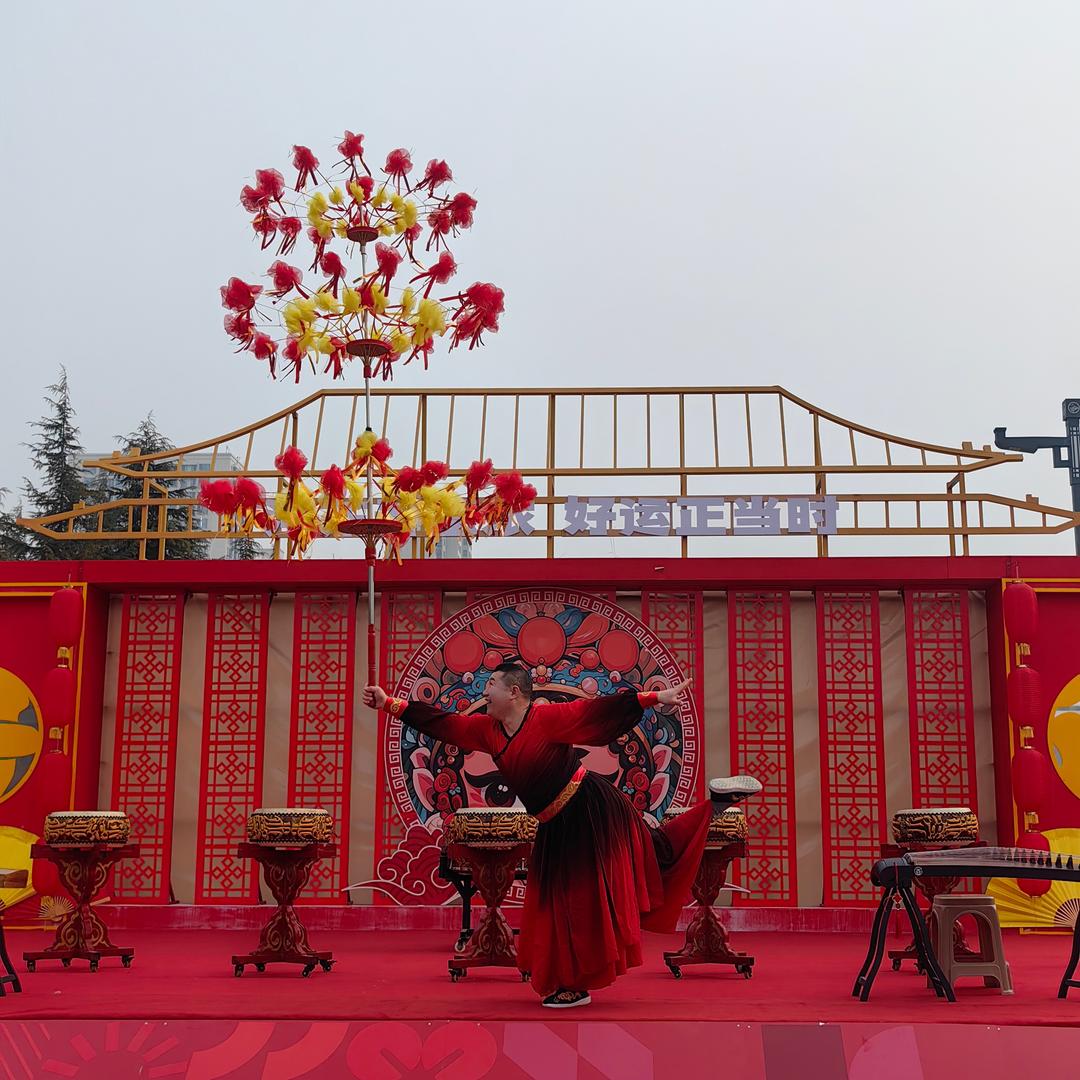 花开富贵，伞落人间