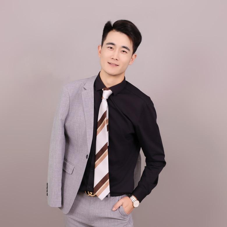 @信阳主持人开亮