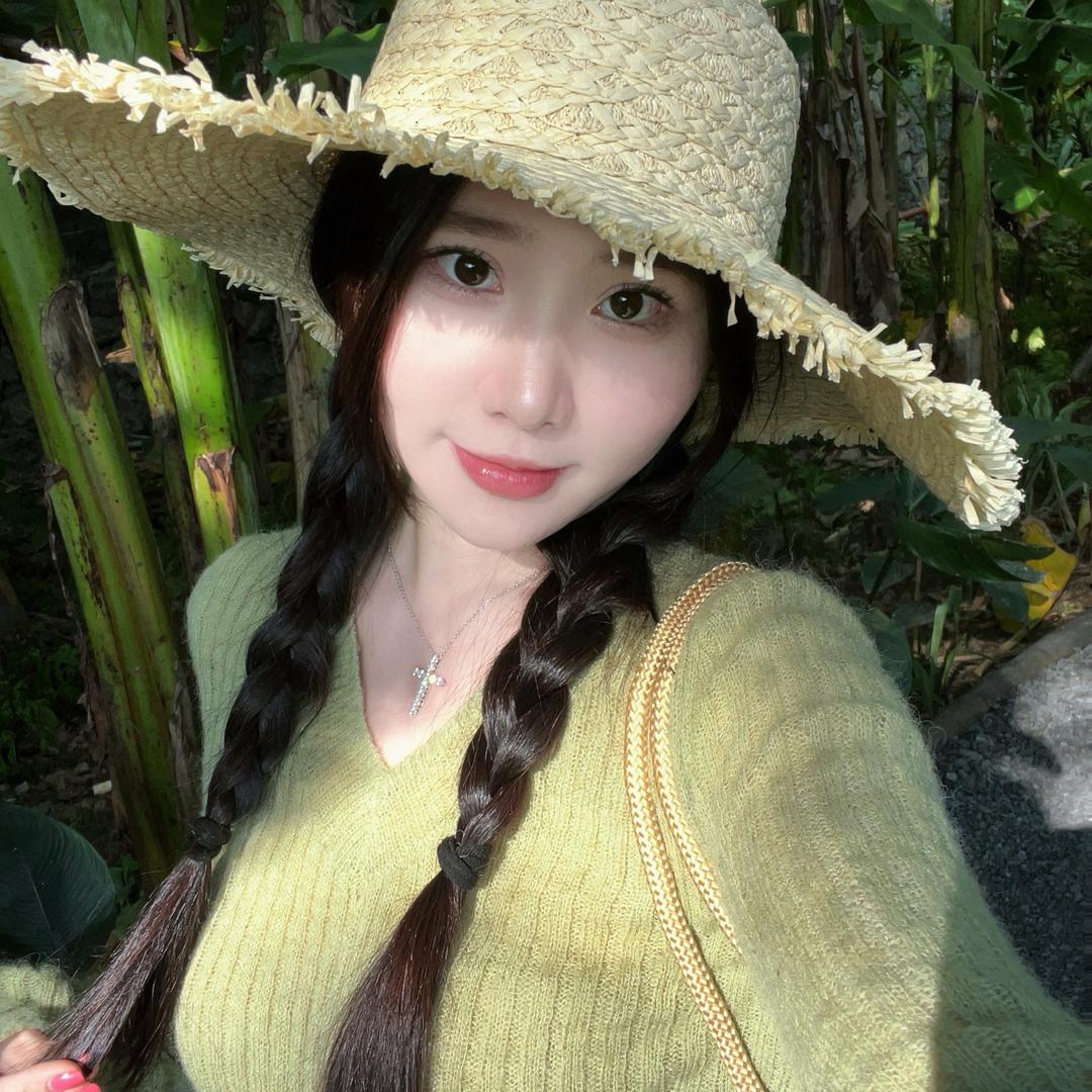 美女超爱喝奶茶