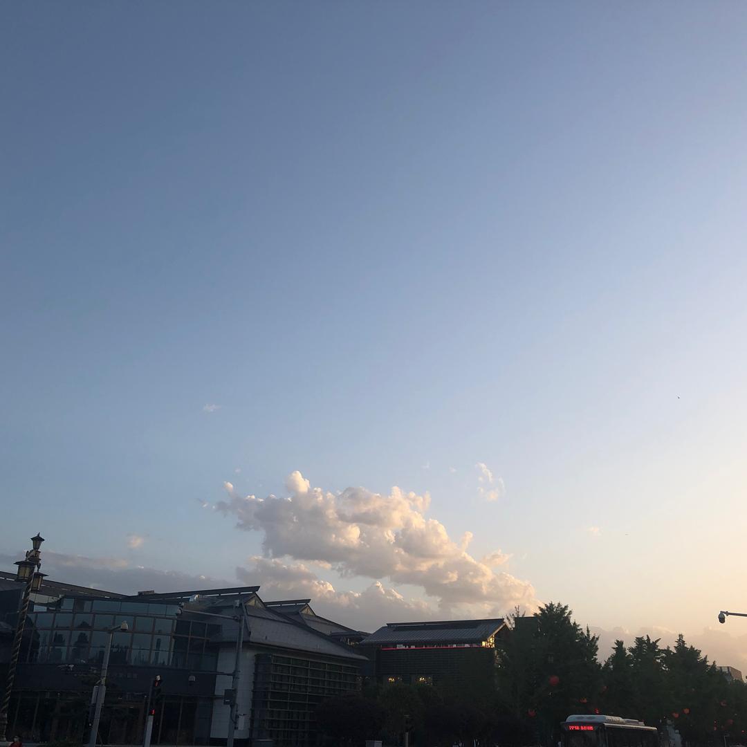 偶尔想看云飞却没风