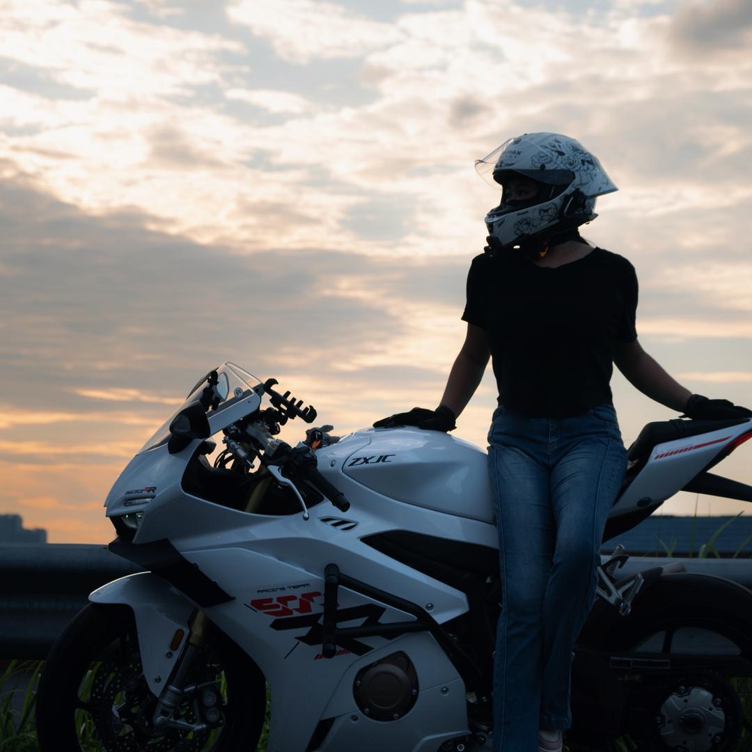 爱骑车的美少女壮士~