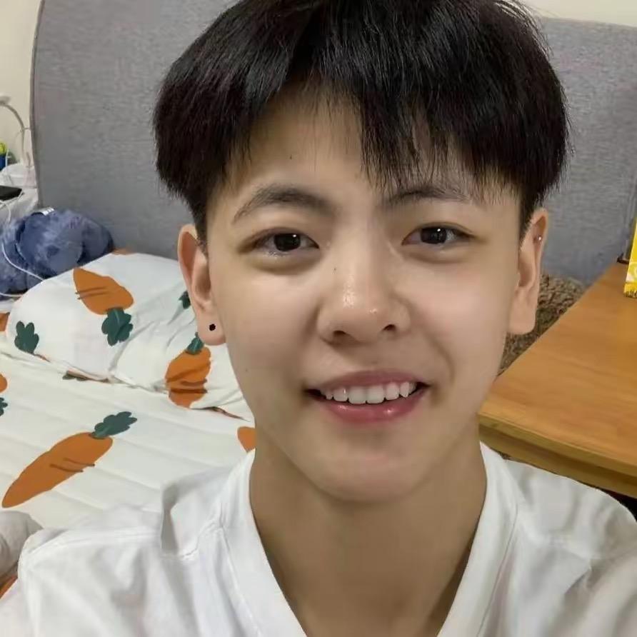 小何不会扣篮