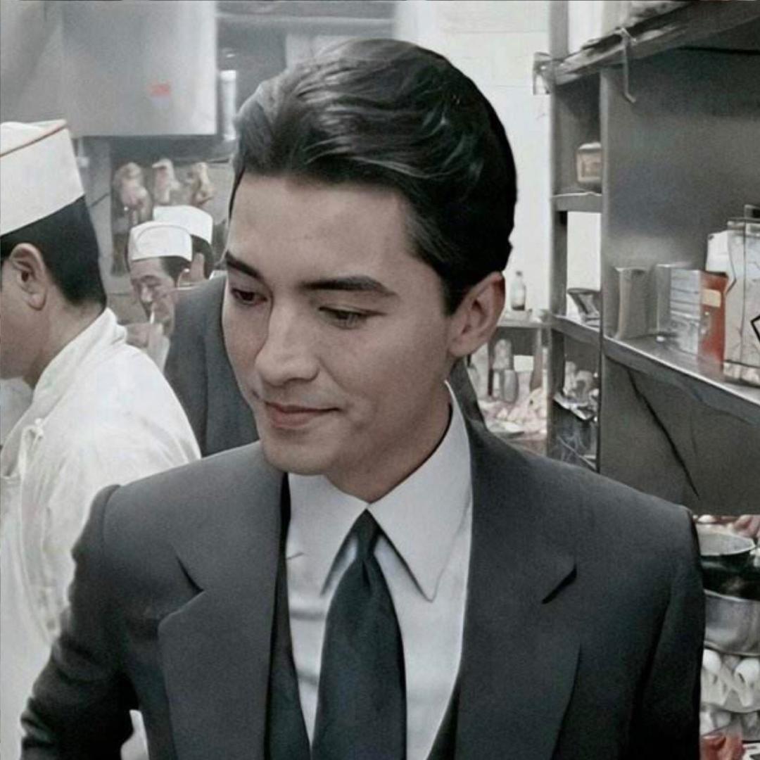 他笑起来蛊惑人心