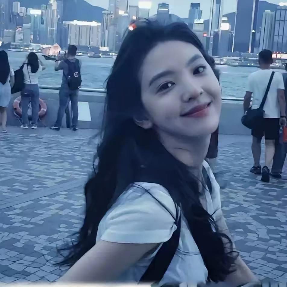 牵着蚂蚁的小猪