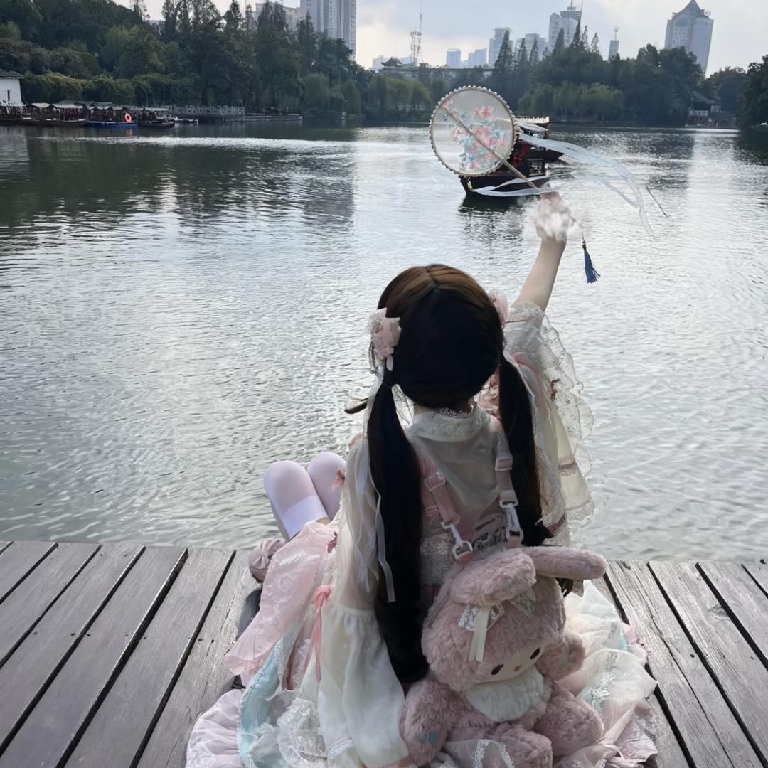 猫似玉女霜若隐，亭中花香缭如烟🥥