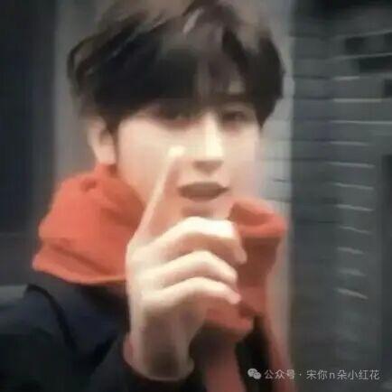 在啃一口米饭