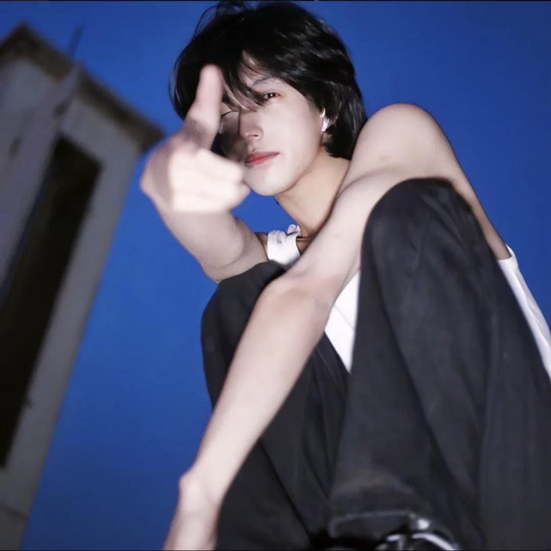 尼压到我腿毛了