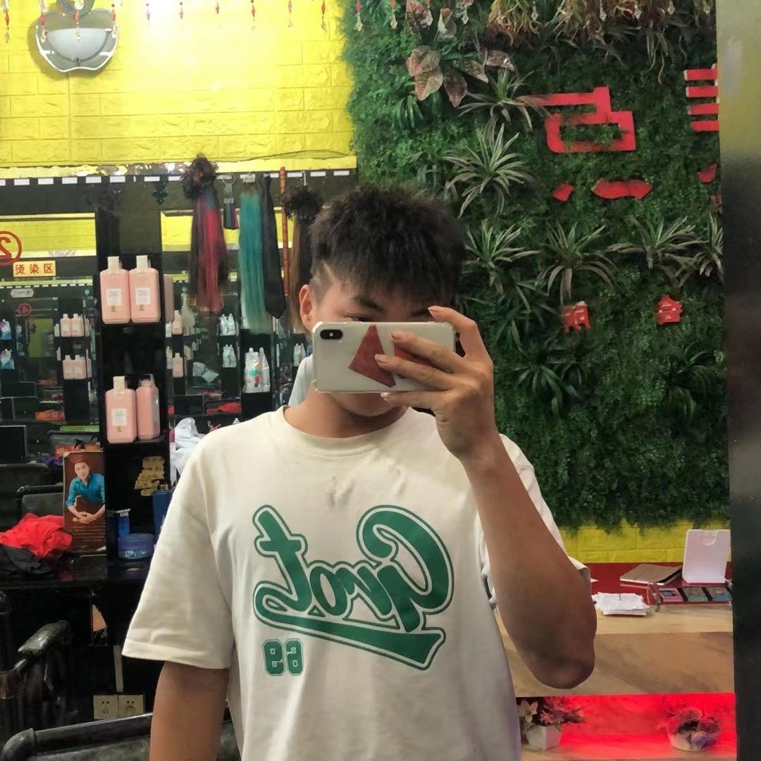 做吊顶的小伙子