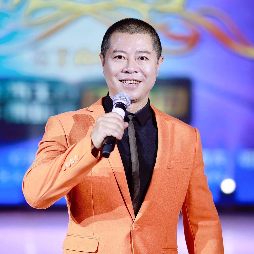 主持人周磊