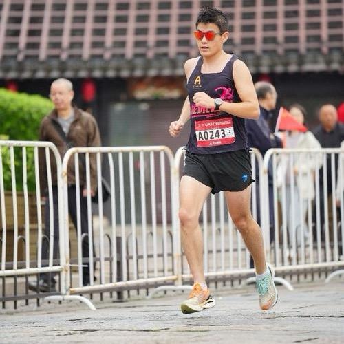 三条腿的小板凳