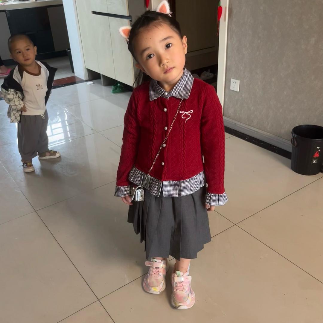 爱臭美的小依依
