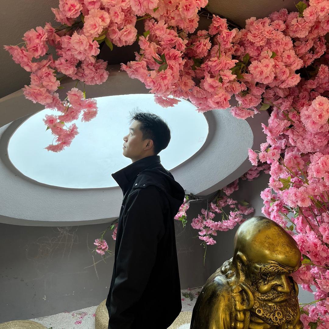 康 康.