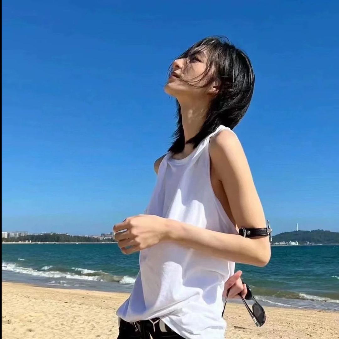 忧郁美少女偷吃蓝莓被贬去西伯利亚挖土豆