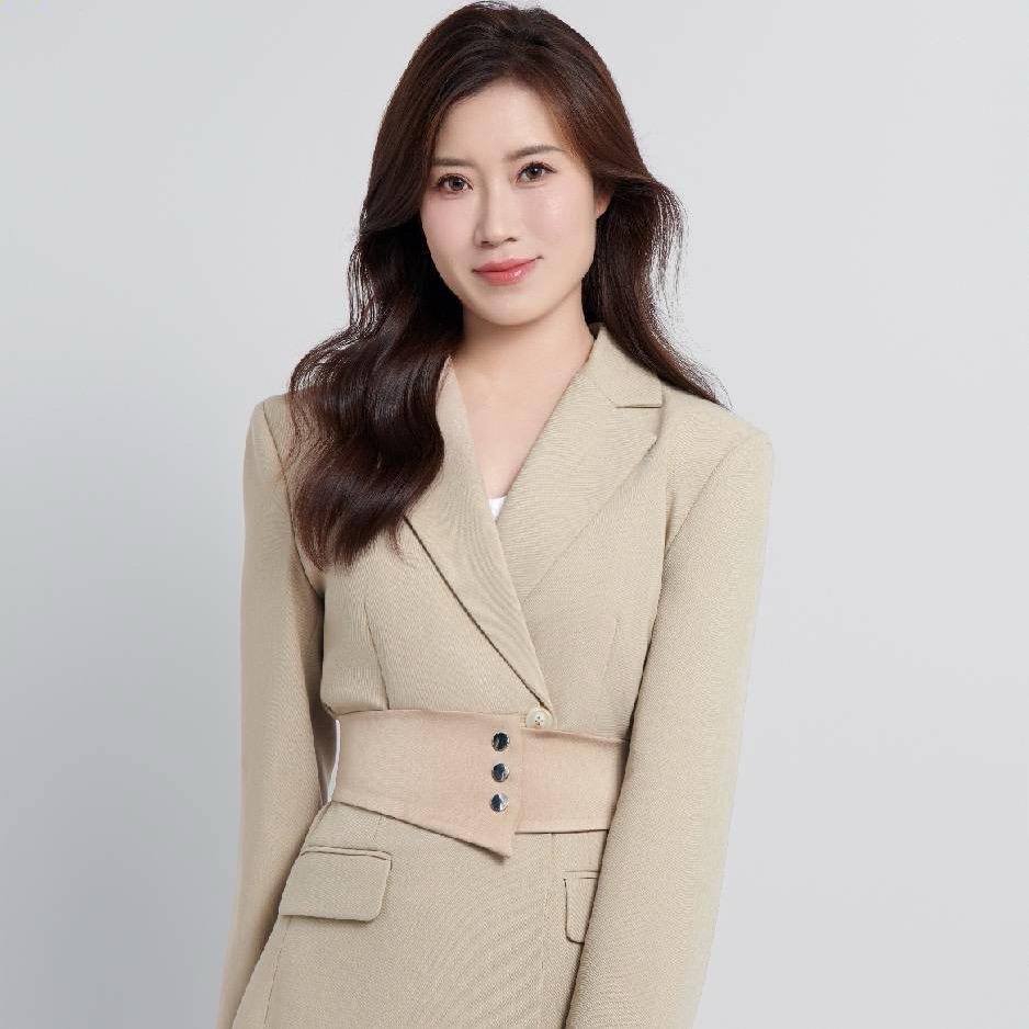 开婚纱店的李乐