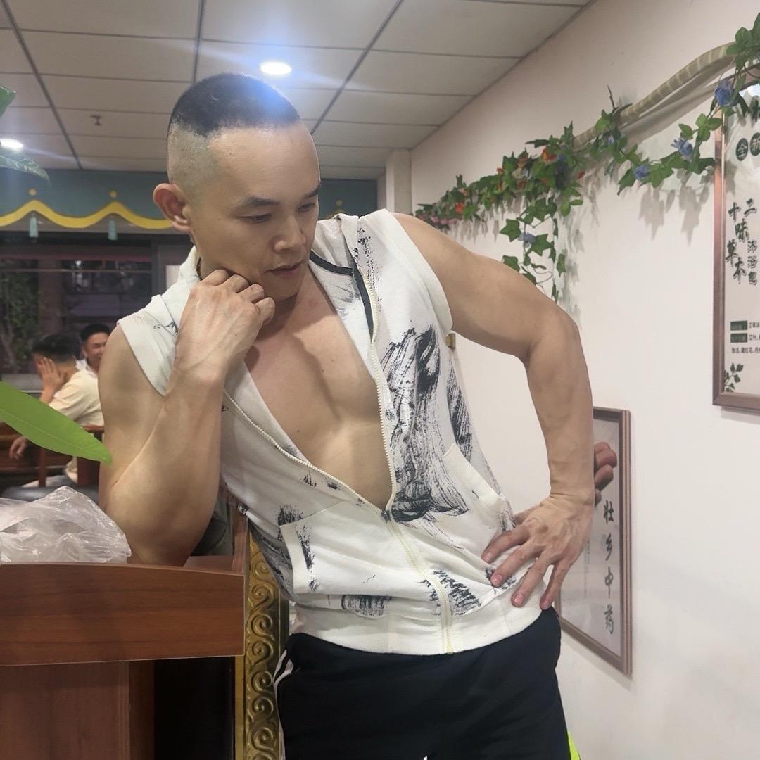 强哥（单身的狼）