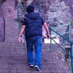 瘦得不明显