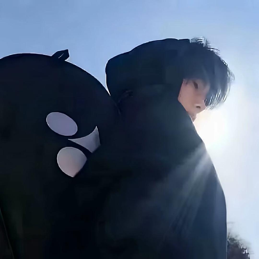 黑皮粉裤衩