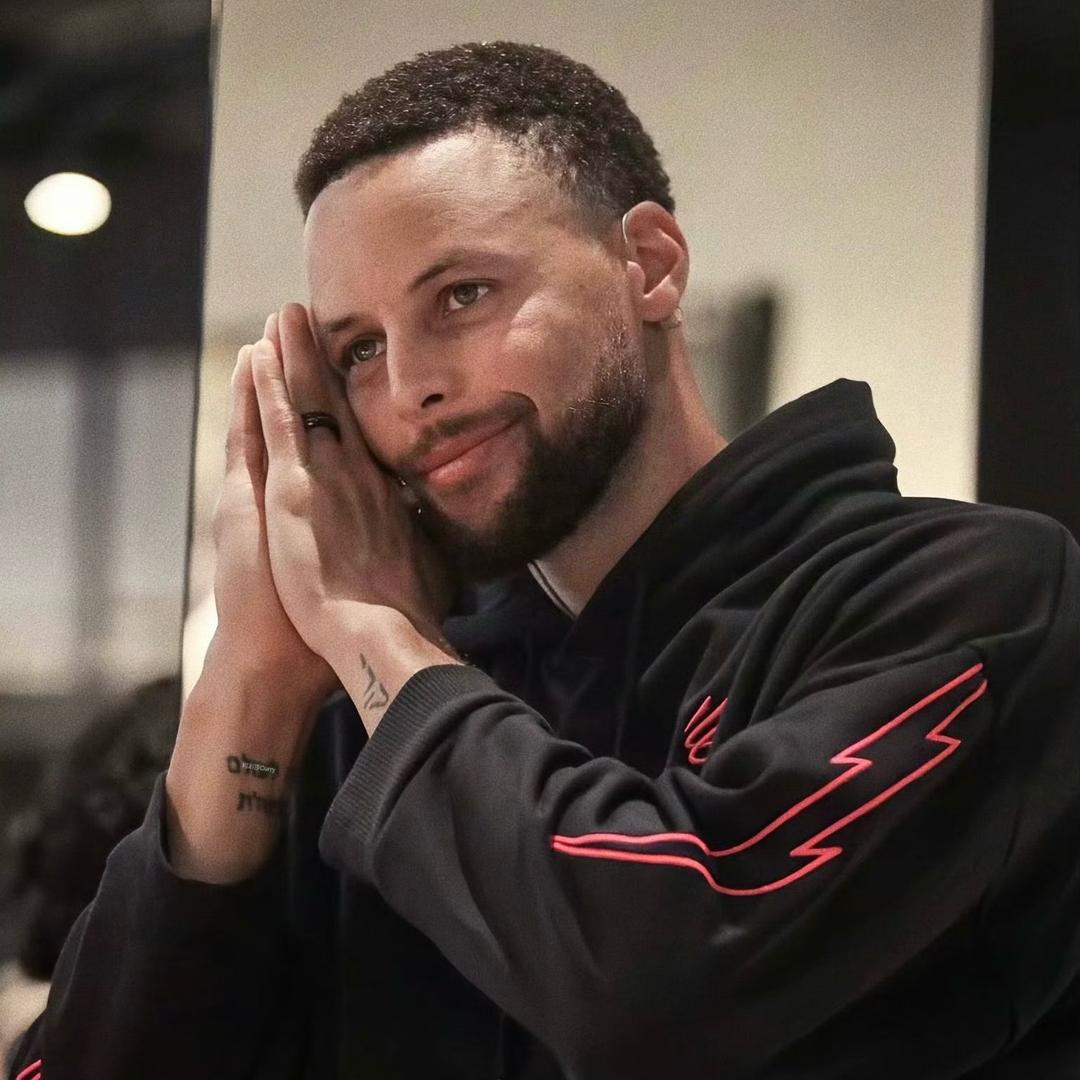 翠花球星卡拆卡欧气拆卡上楼爬楼梯