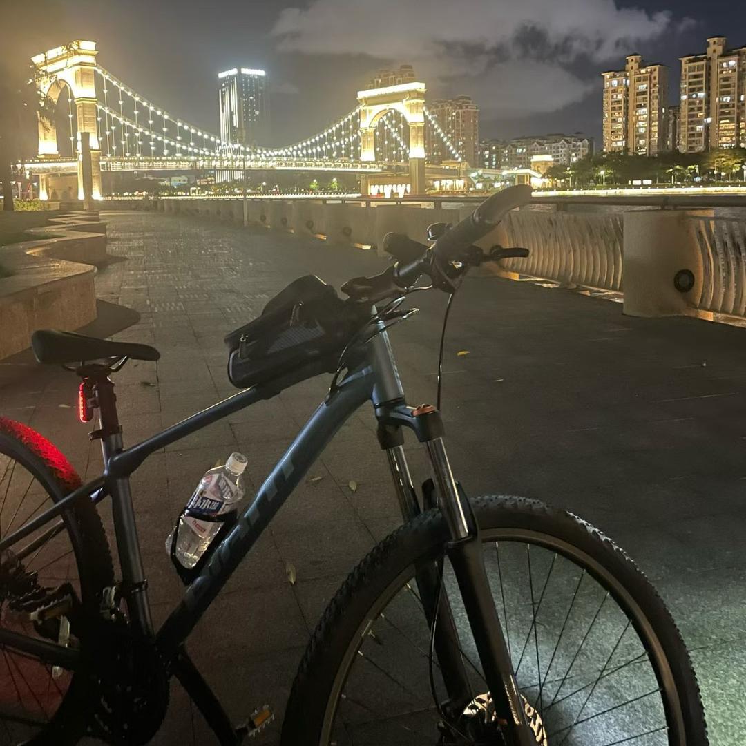 娇羞小伙在公交车上被十八个小少妇轮流让座