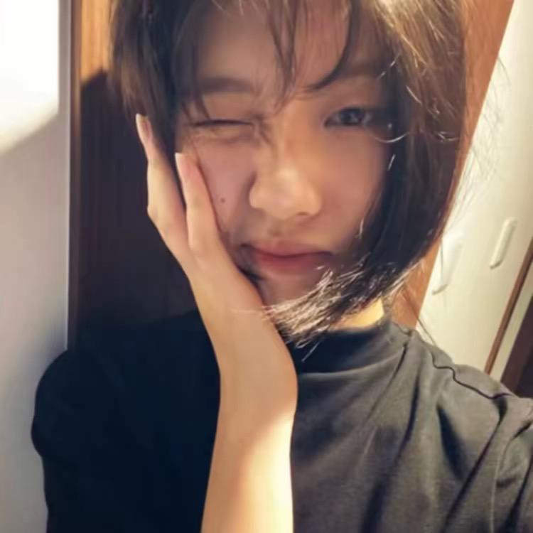 个子不太 高女士