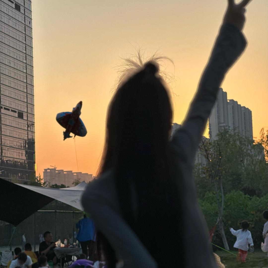 遥遥子.