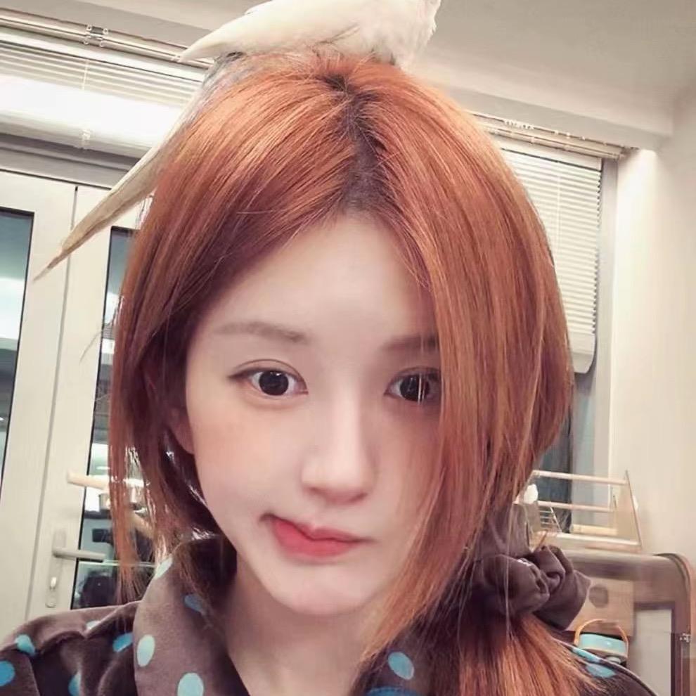 一口吃三个汉堡.