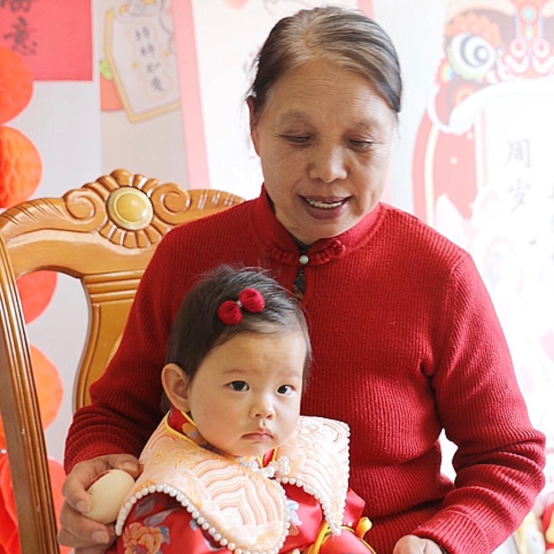 爱唱歌的严大姐