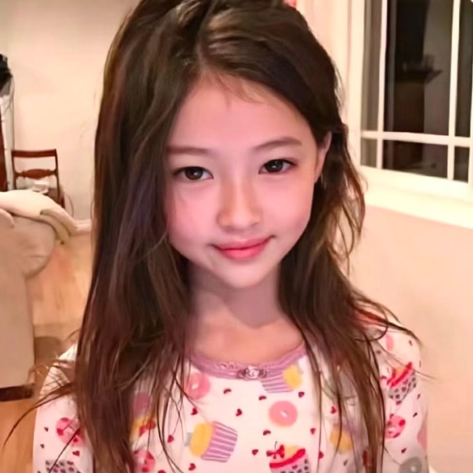 连告别都双手插兜的女人。
