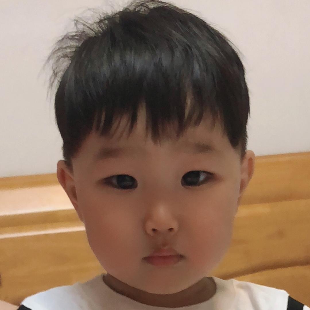 一个淘气的小小子