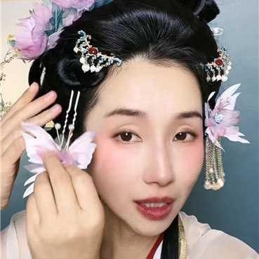 小曼玉专业影视梳妆造型